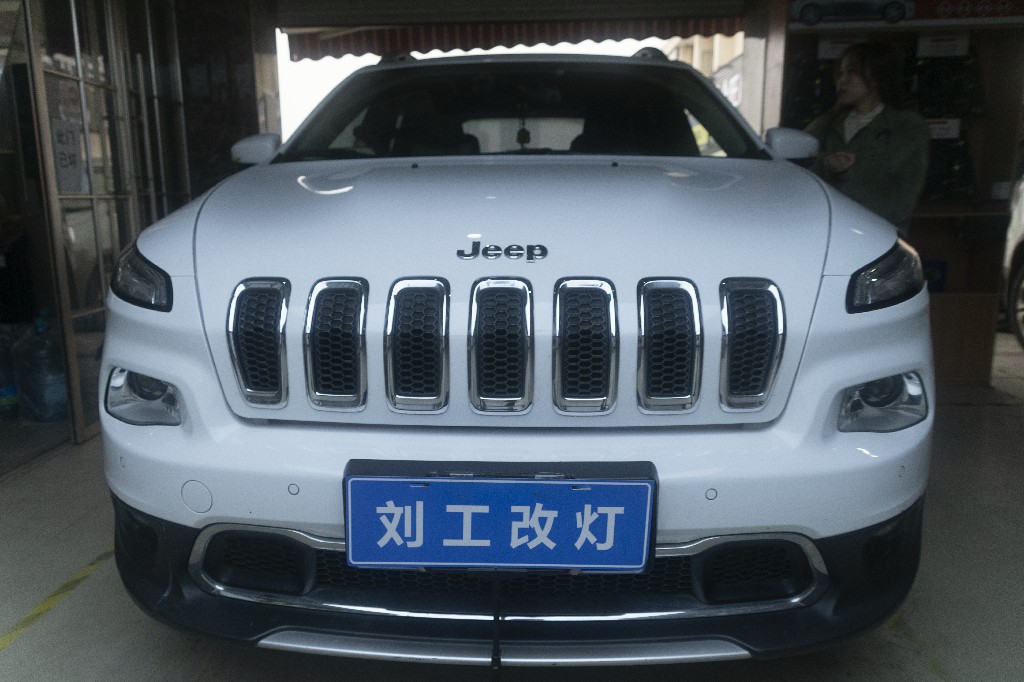 JEEP自由光车灯改装升级阿帕冰封PRO远近一体激光透镜