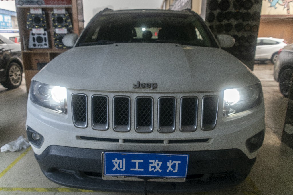 JEEP指南者车灯改装升级LED远近一体双光透镜